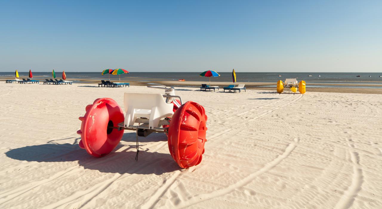 比洛克西海滩上五彩缤纷的沙滩三轮车