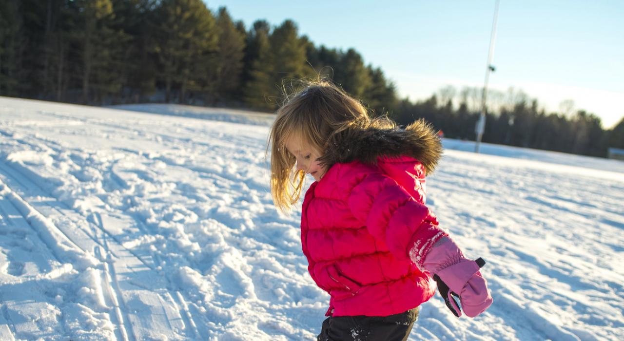 冬天欢乐地从山坡上滑下