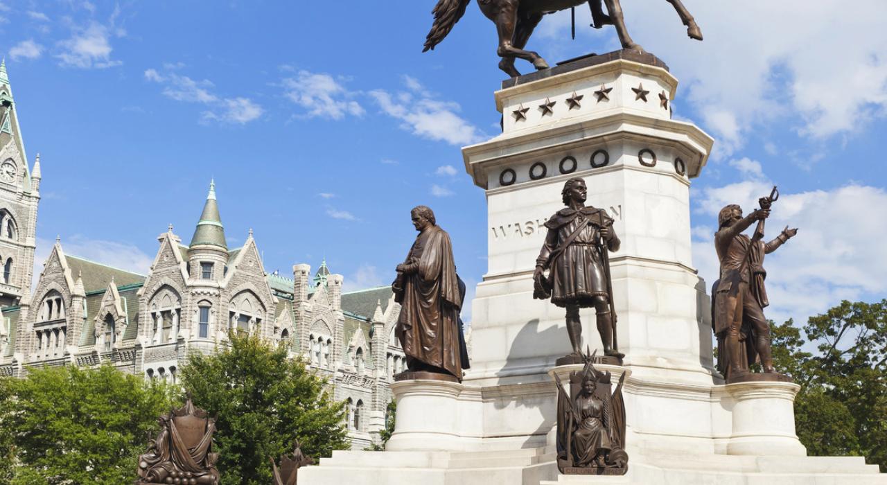 位于州政府广场上、雕刻有美国第一位总统雕像的弗吉尼亚州华盛顿纪念碑