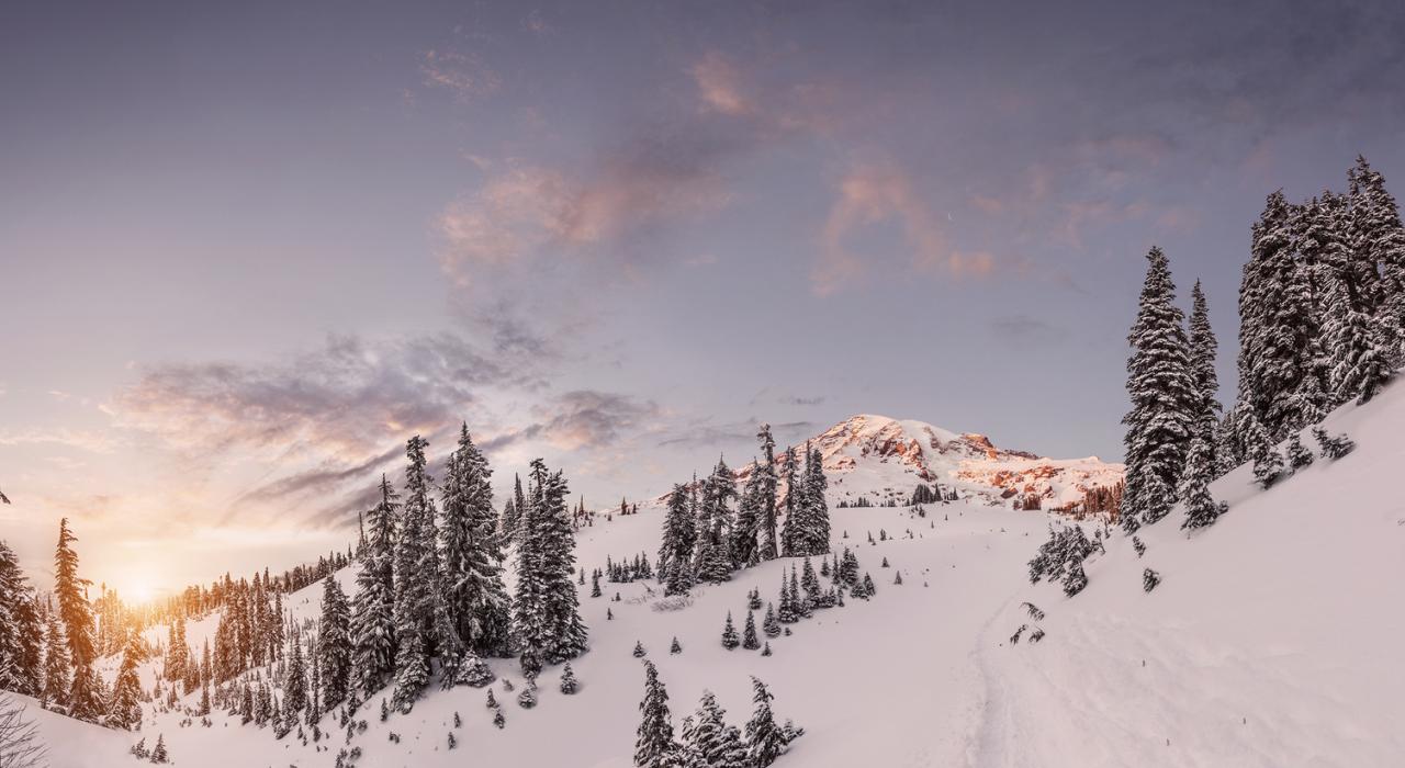 曙光穿透瑞尼尔山薄霭的景象
