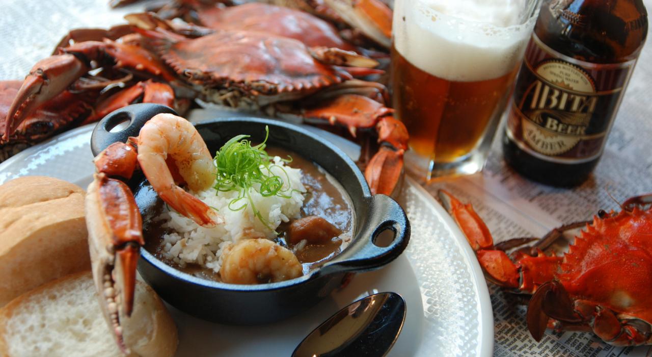 炖海鲜和当地的路易斯安那啤酒
