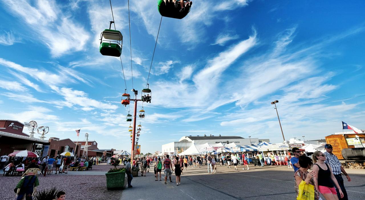 内布拉斯加州州办集市上空载着乘客的缆车