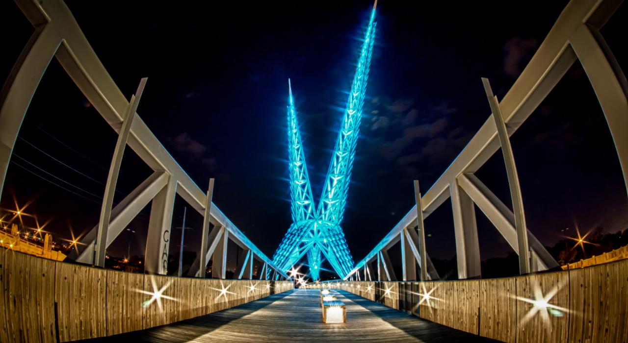 灯光照耀的 SkyDance 人行桥