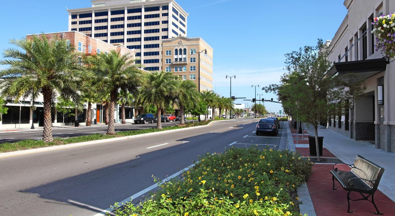 格尔夫波特市中心街道两旁的商店与餐厅