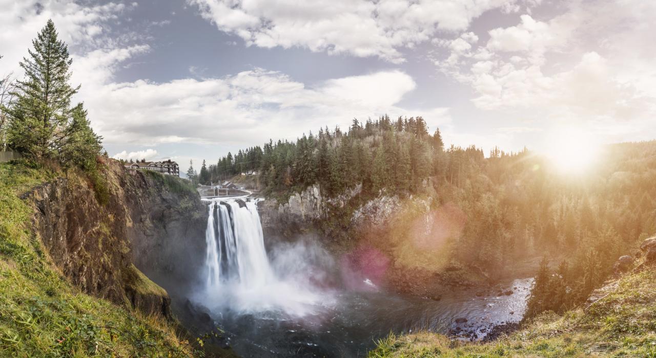 斯诺夸尔米瀑布奔流而下的壮观景象