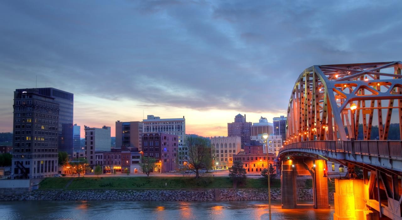 横跨卡诺瓦河的大桥上灯火辉煌