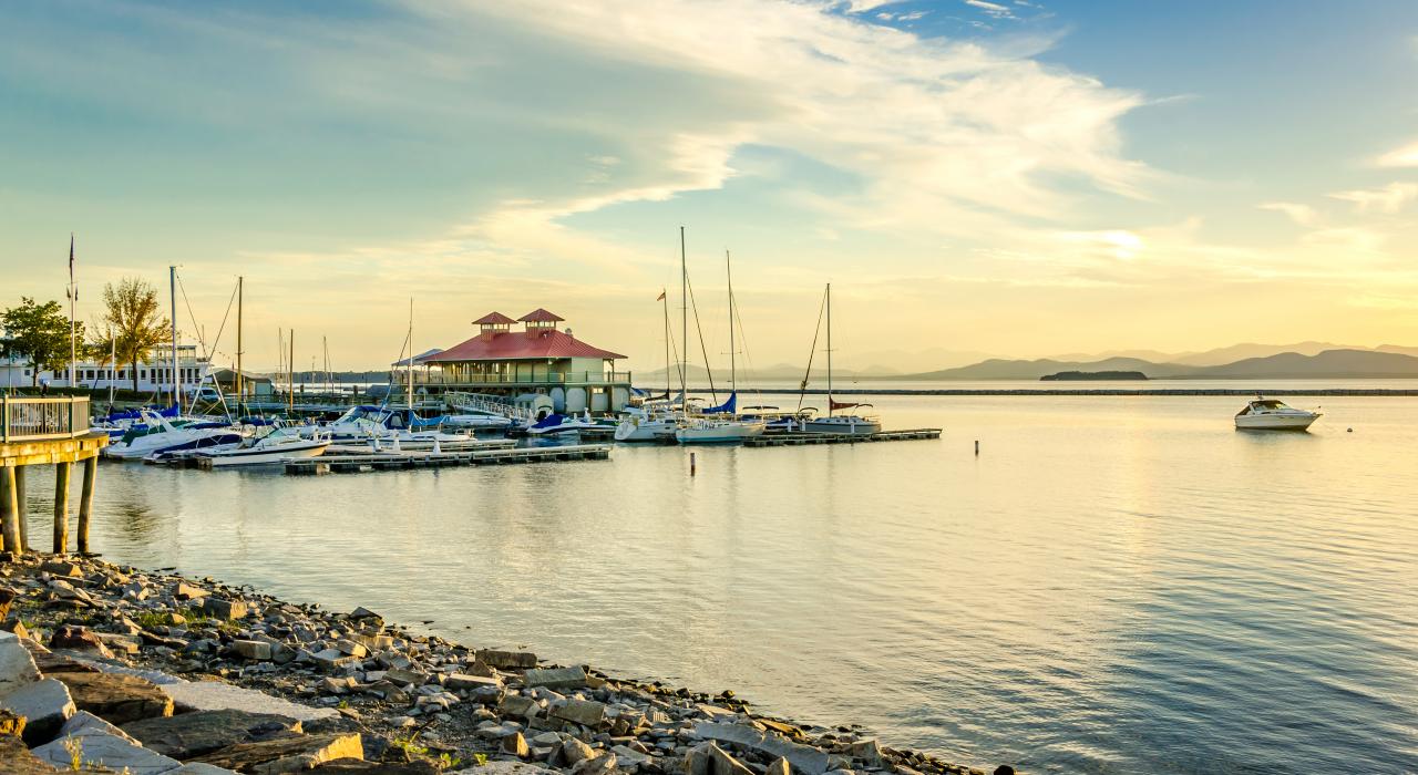 伯灵顿港平静的水面倒映着阳光