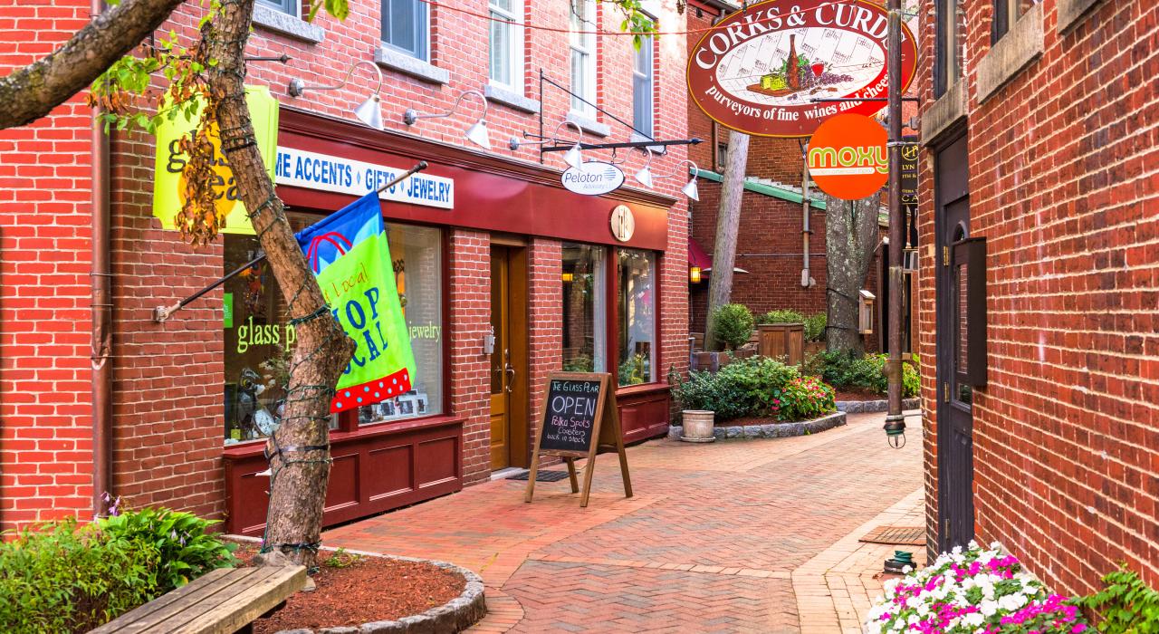 古老 Commercial Alley 街上的商店和餐厅 古老 Commercial Alley 街上的商店和餐厅