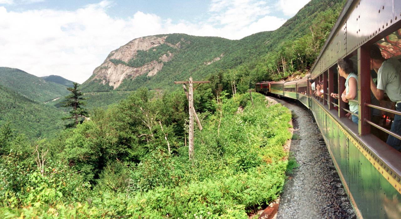 乘坐 Crawford Notch 峡谷观光列车游览白山国家森林 乘坐 Crawford Notch 峡谷观光列车游览白山国家森林