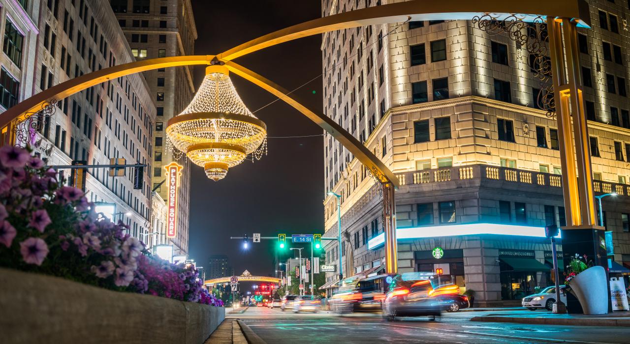 市中心普兰赫斯广场 Euclid Avenue 大街上悬吊的华丽吊灯 市中心普兰赫斯广场 Euclid Avenue 大街上悬吊的华丽吊灯