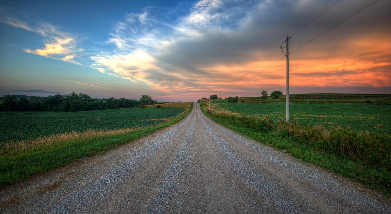 下了高速公路，蜿蜒的土路穿越农场