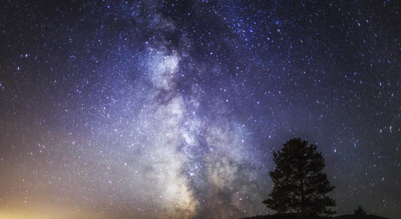 在银河点亮夜空时享受观星之美