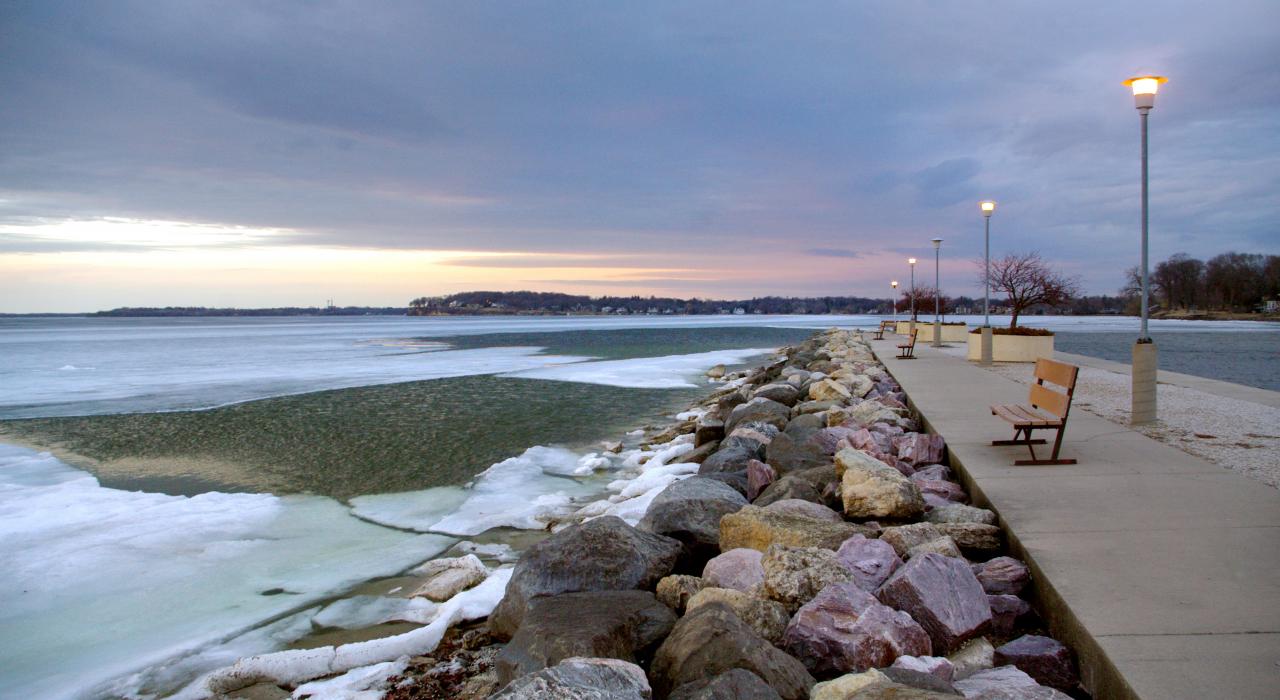 在 Tenney Park 公园欣赏日落时的门多塔湖美景