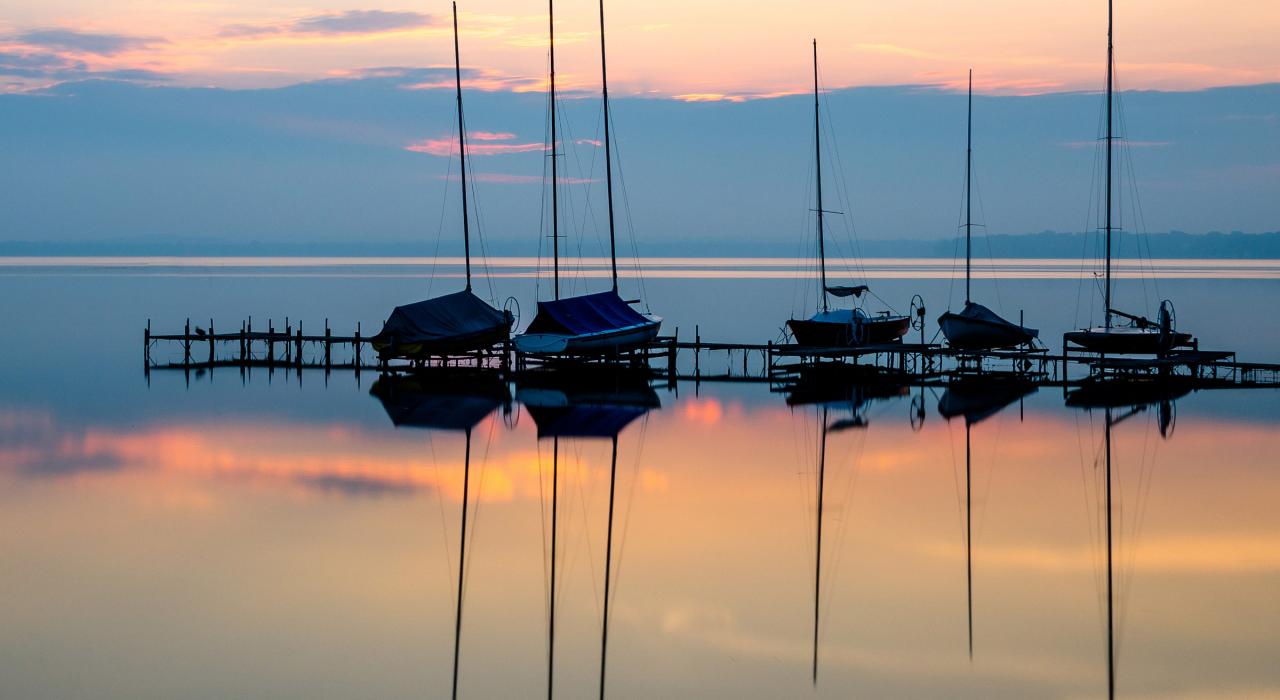 莫诺纳湖水面倒映出的日出景观