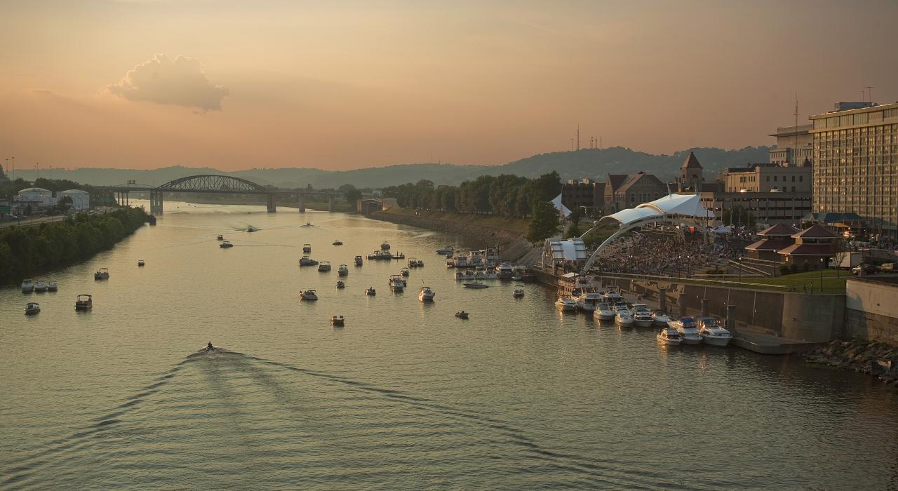 水陆两路参加市中心音乐会