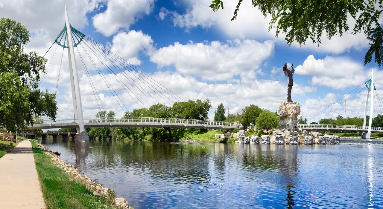 高耸在平原守护者大桥旁的印第安酋长雕塑