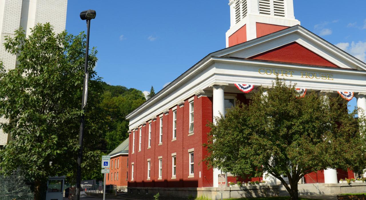 市中心华盛顿县法院庄严的砖结构大楼