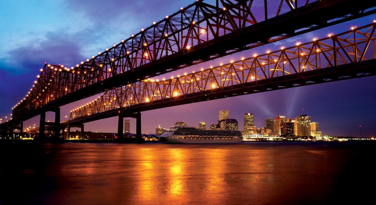 游轮沿着宽阔的密西西比河经过岸旁的市中心