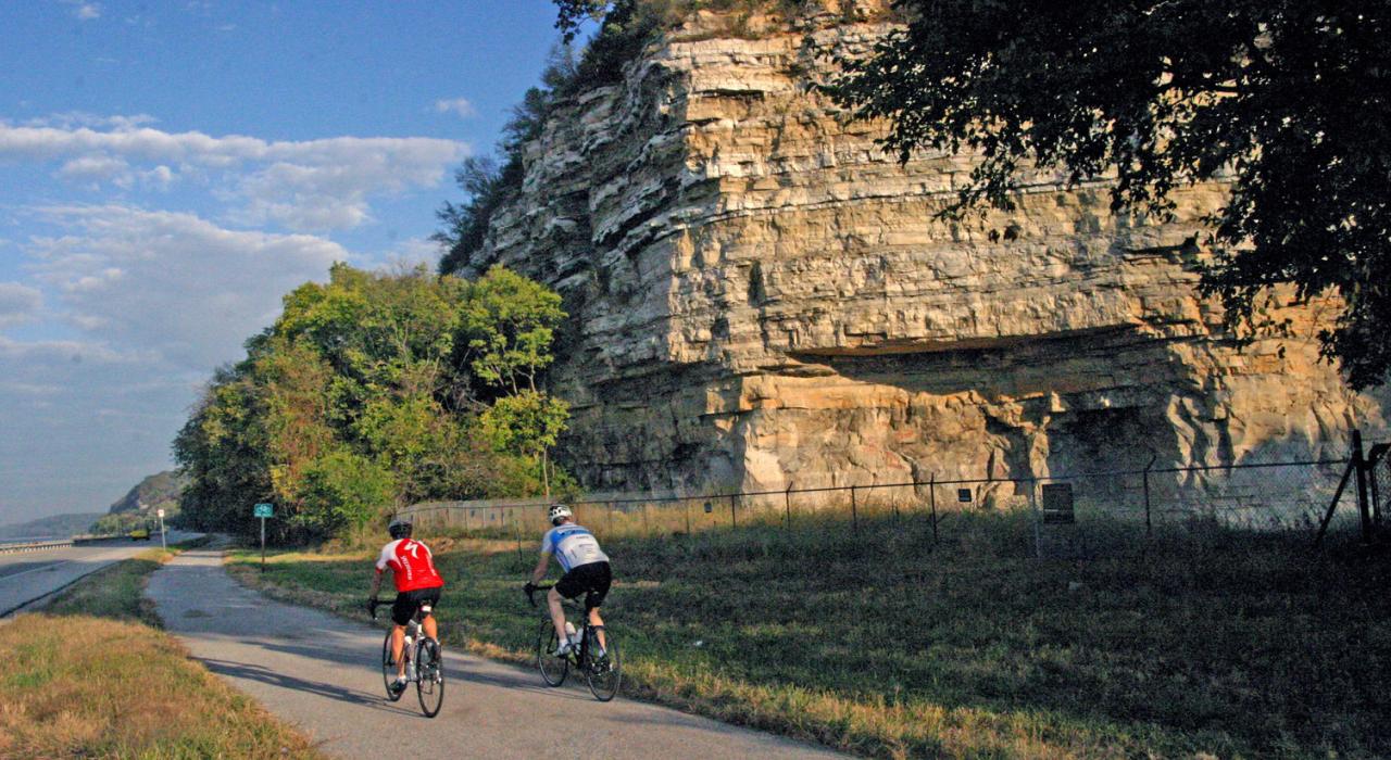 Biking along the Mississippi River 