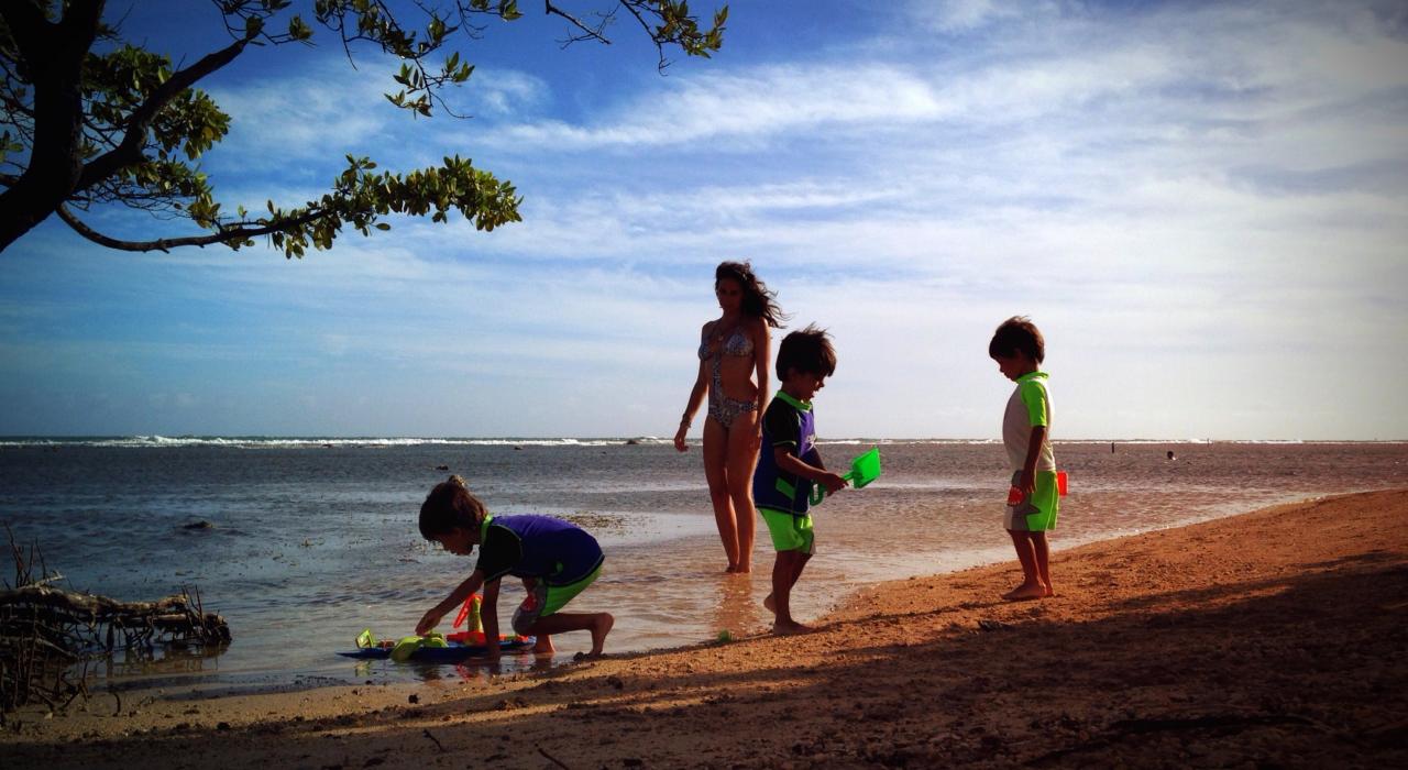 沿海岸线享受家庭时光