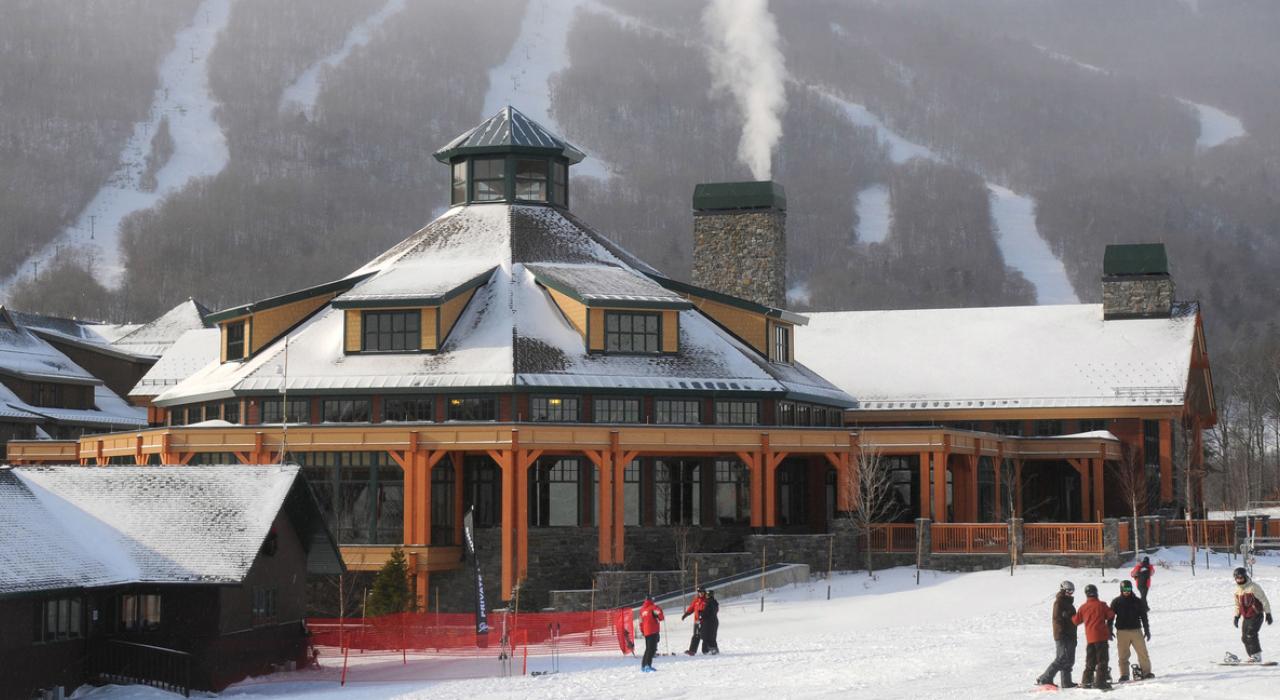 冬日里，在曼斯菲尔德山附近的滑雪度假旅馆享受愉快的活动体验