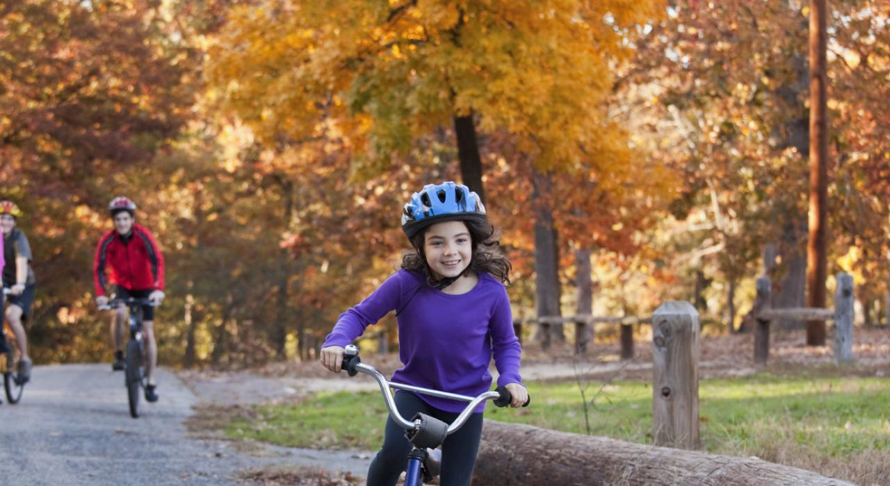 和家人一起在公园骑自行车