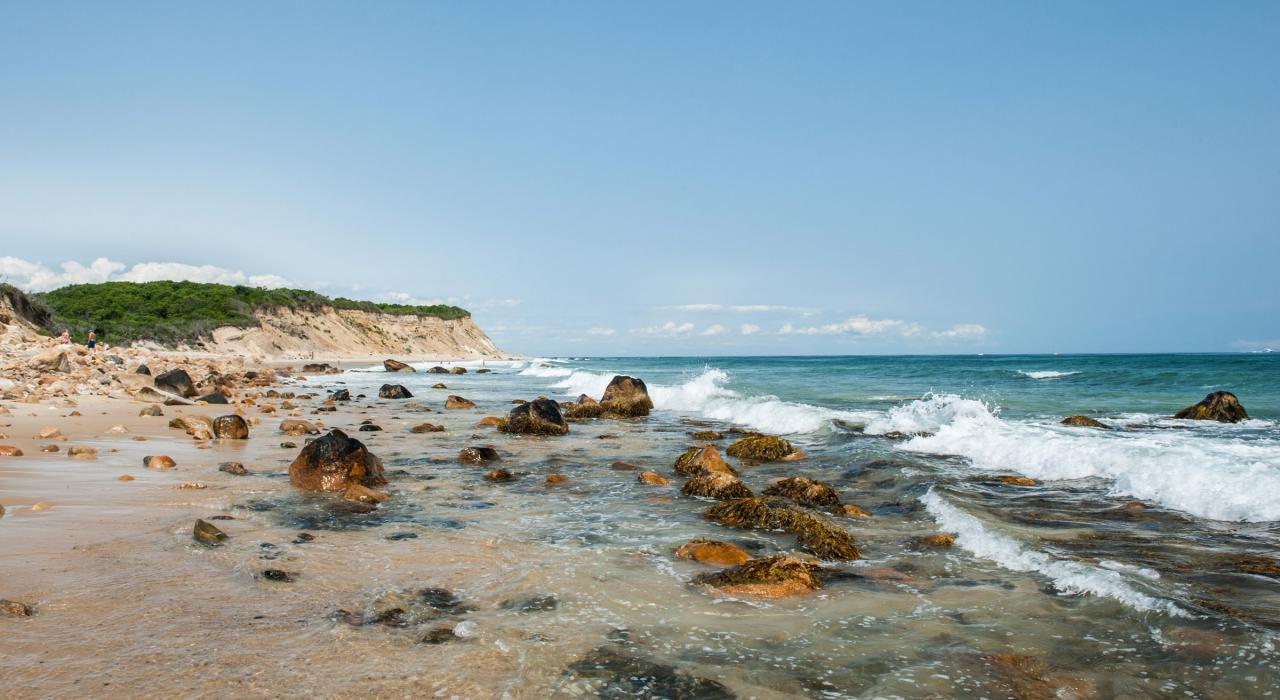 海浪拍打着北 Mansion Beach 海滩的东部海岸线 海浪拍打着北 Mansion Beach 海滩的东部海岸线