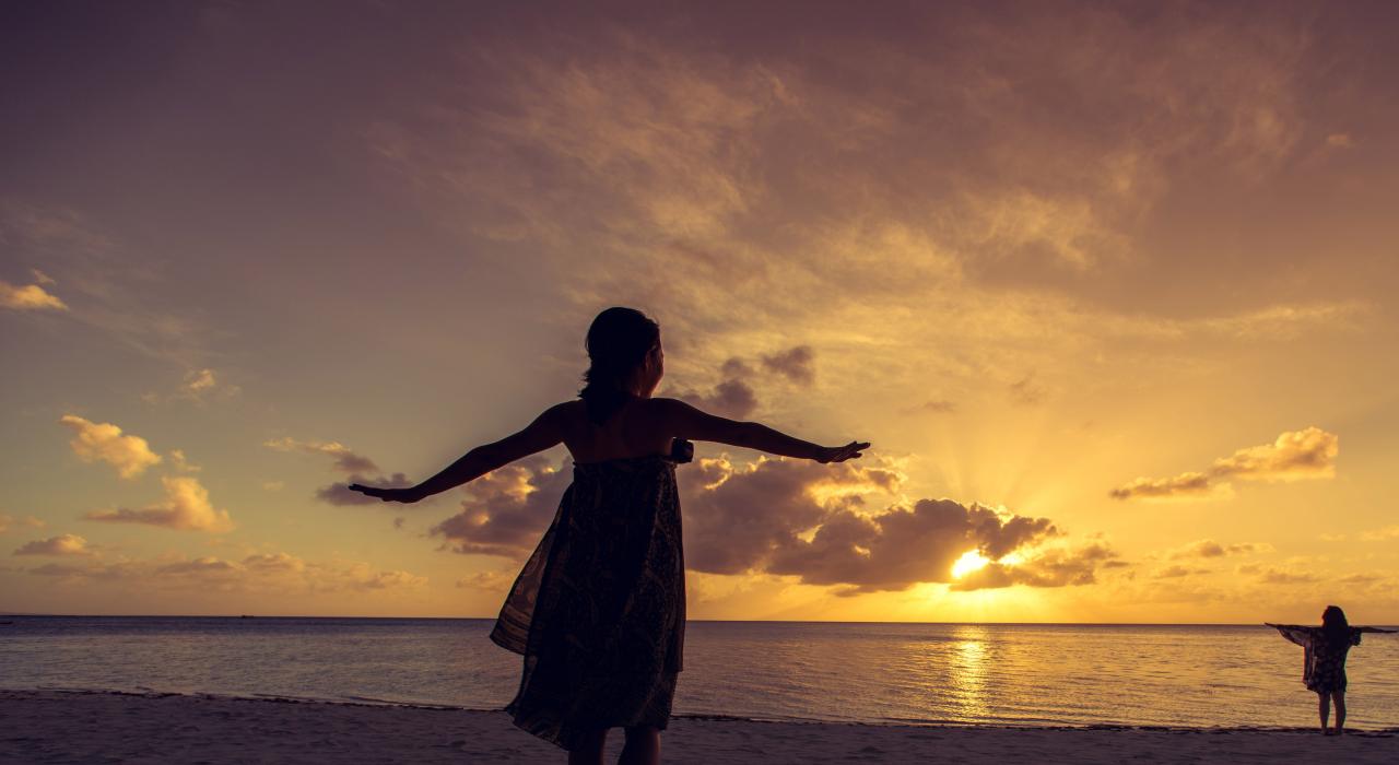 日落时金色的霞光洒在海滩上