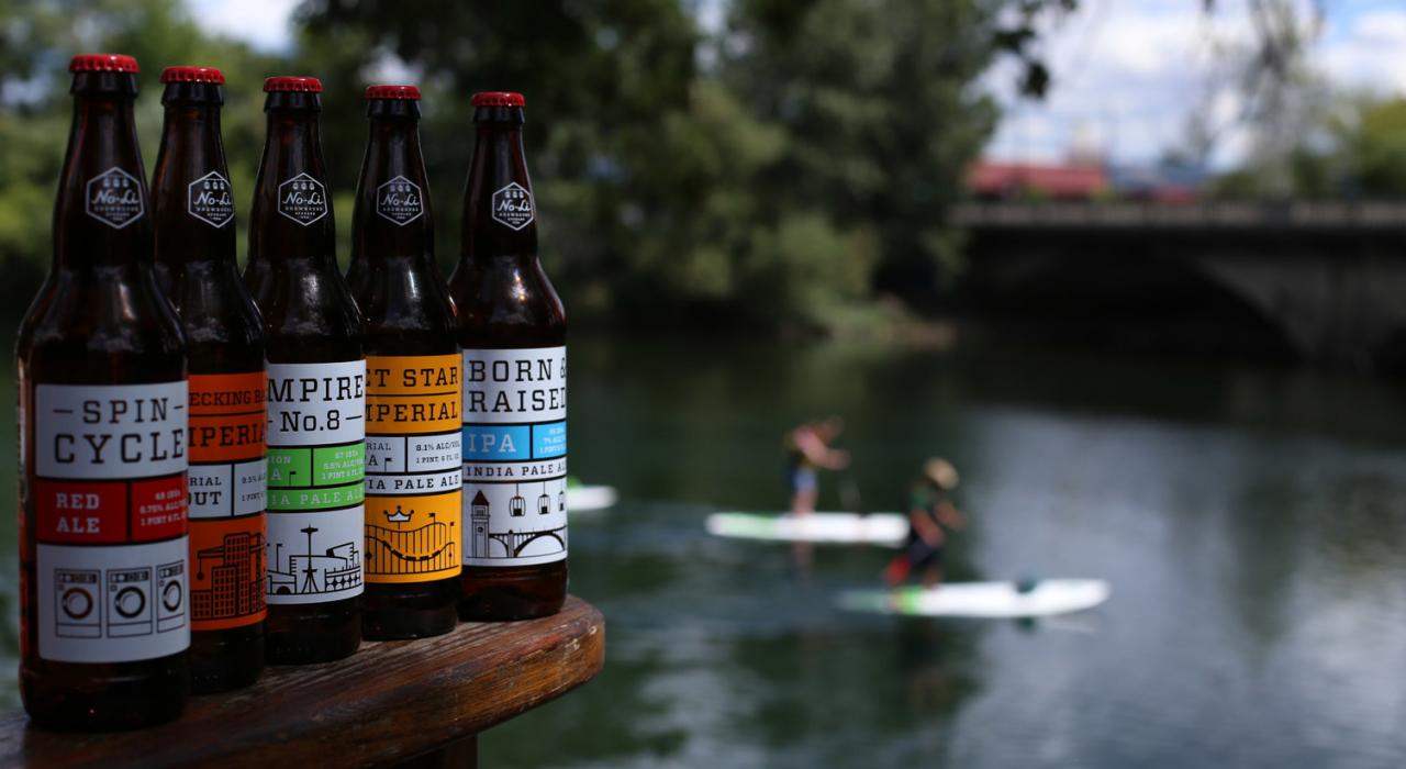 在 No-Li Brewhouse 酒坊餐厅了解手工精酿啤酒选择,远处有人玩着单桨冲浪板 在 No-Li Brewhouse 酒坊餐厅了解手工精酿啤酒选择,远处有人玩着单桨冲浪板