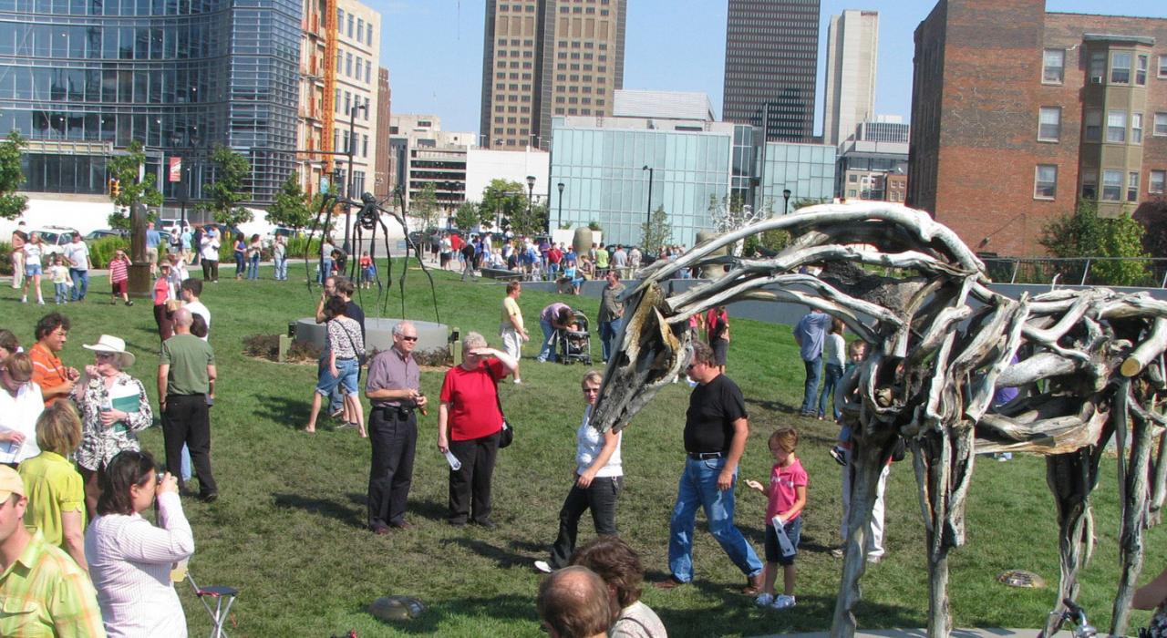 在市中心的帕帕约翰雕塑公园欣赏艺术作品