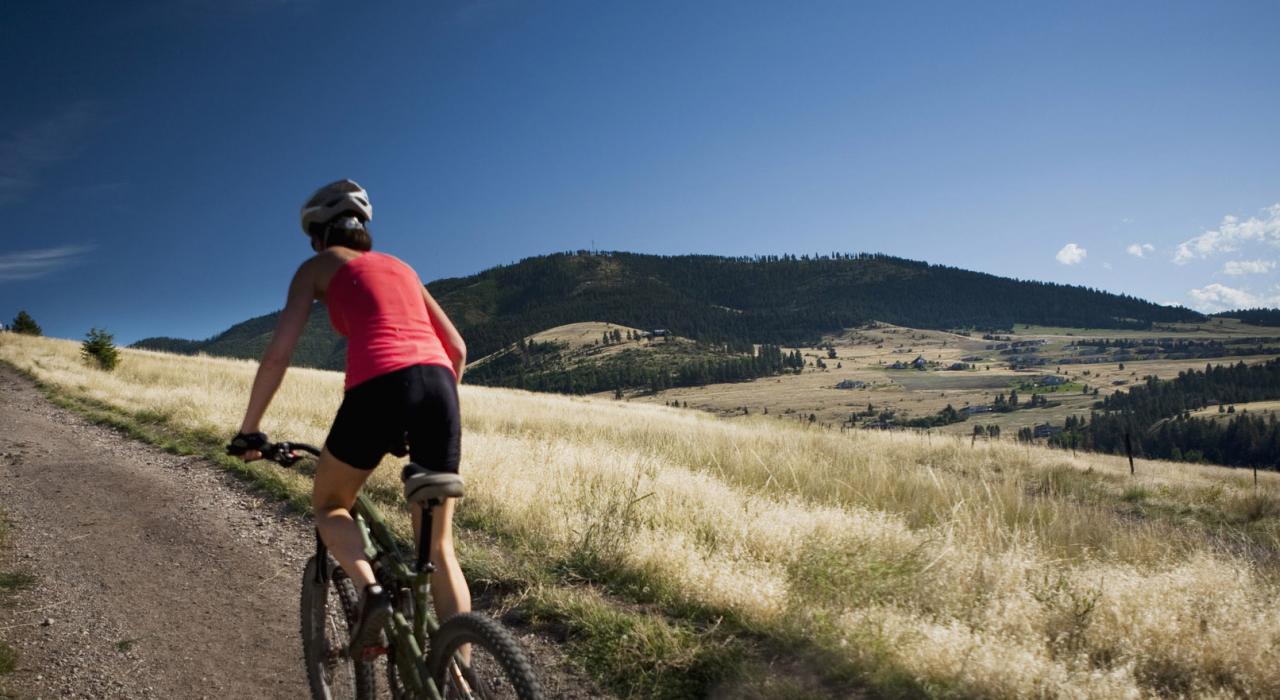 沿着 Mount Sentinel 山的山间小径骑行