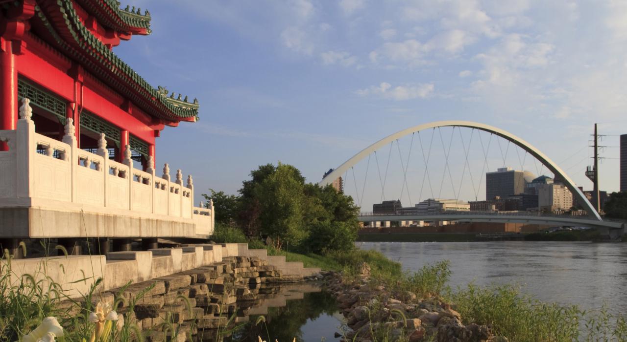 连接 Robert D. Ray 亚洲花园和这座城市的玻璃栈桥