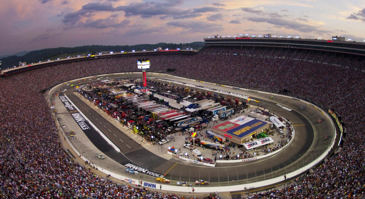 鸟瞰田纳西州布里斯托尔的布里斯托尔汽车赛车场