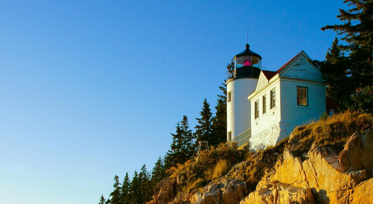 阿卡迪亚国家公园崖边的 Bass Harbor Head Lighthouse 灯塔