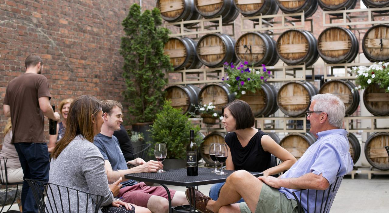 在 Barrister Winery 酒庄享受愉快的户外品酒和聊天时光 在 Barrister Winery 酒庄享受愉快的户外品酒和聊天时光
