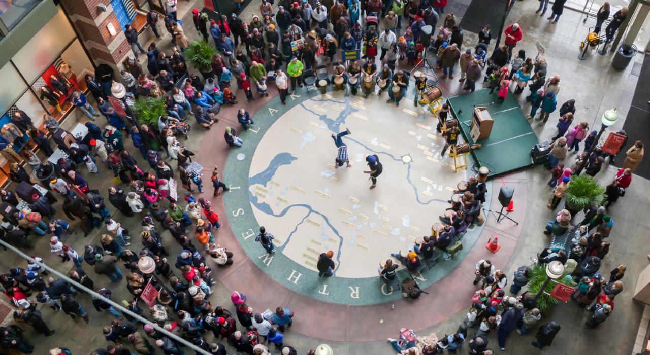 River Park Square 广场中庭是当地人最喜爱的聚会场所,人们可以在这里参加各种活动,也可以去购物 River Park Square 广场中庭是当地人最喜爱的聚会场所,人们可以在这里参加各种活动,也可以去购物