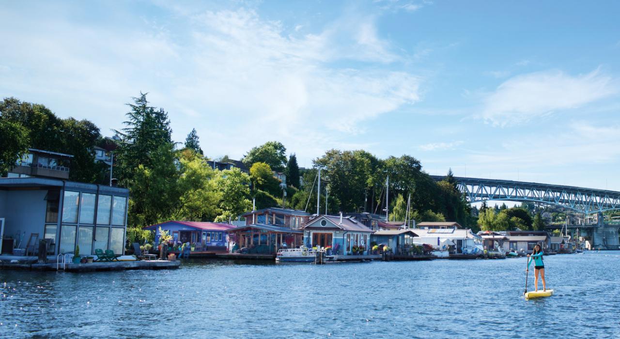 在联合湖的水上船屋旁桨板冲浪