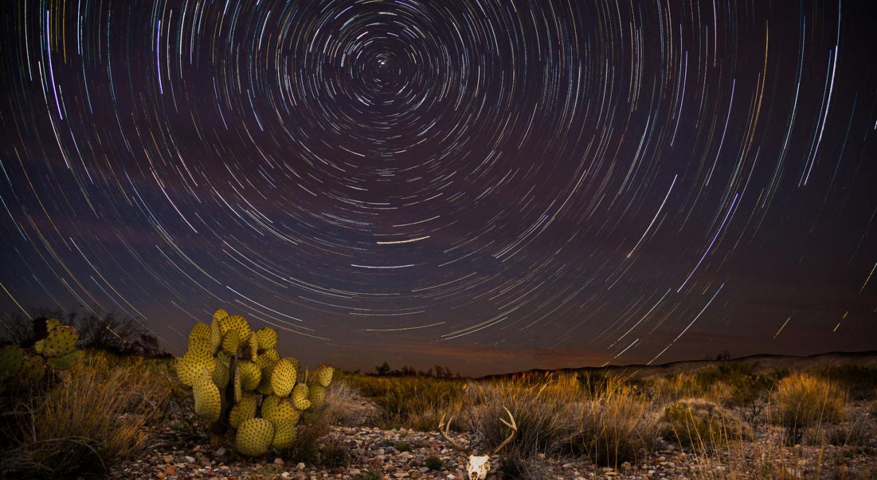 从德克萨斯州大弯曲国家公园的防空井观察到的星迹