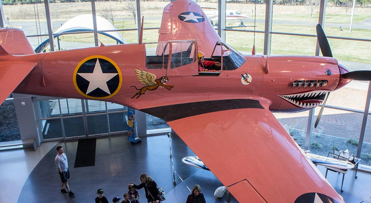 航空博物馆中一架悬挂的飞机