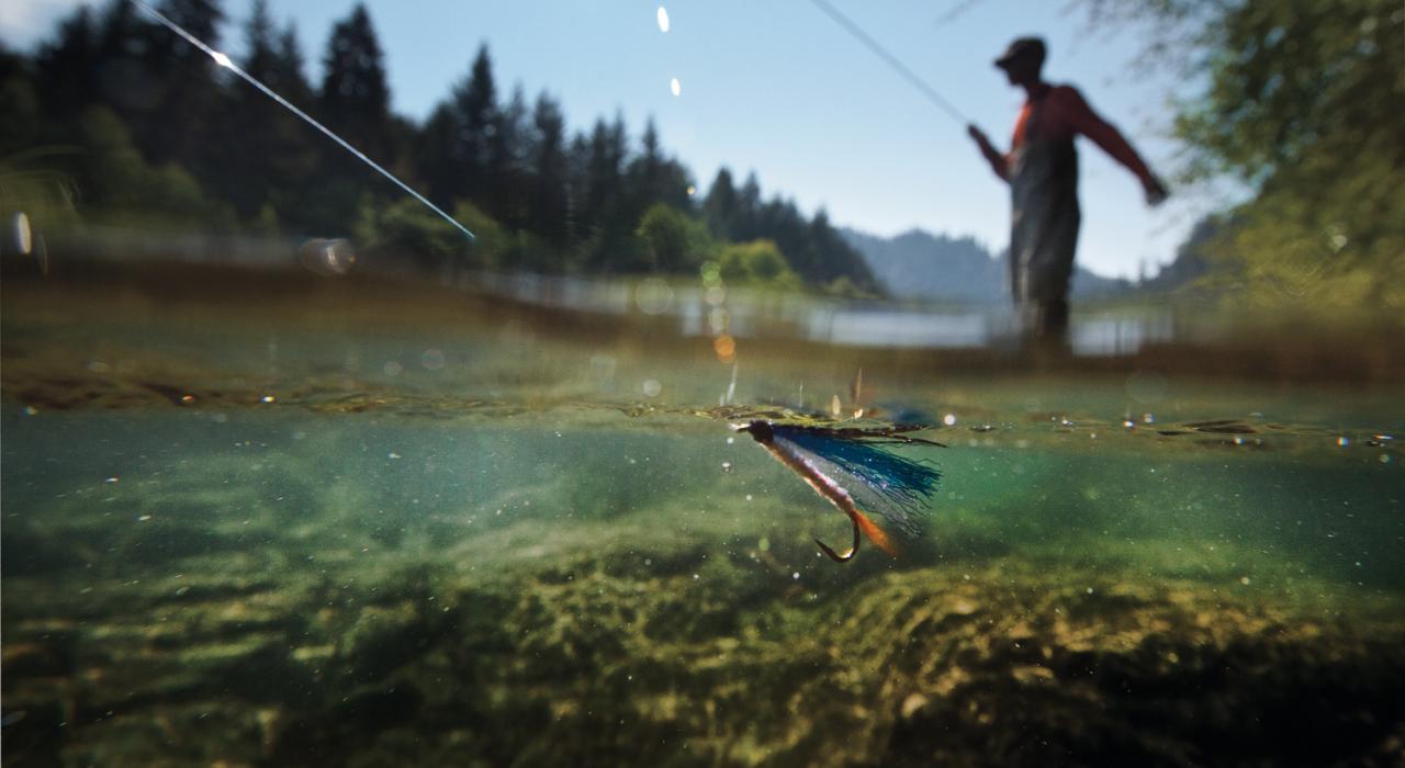 在俄勒冈州的哥伦比亚河上垂钓