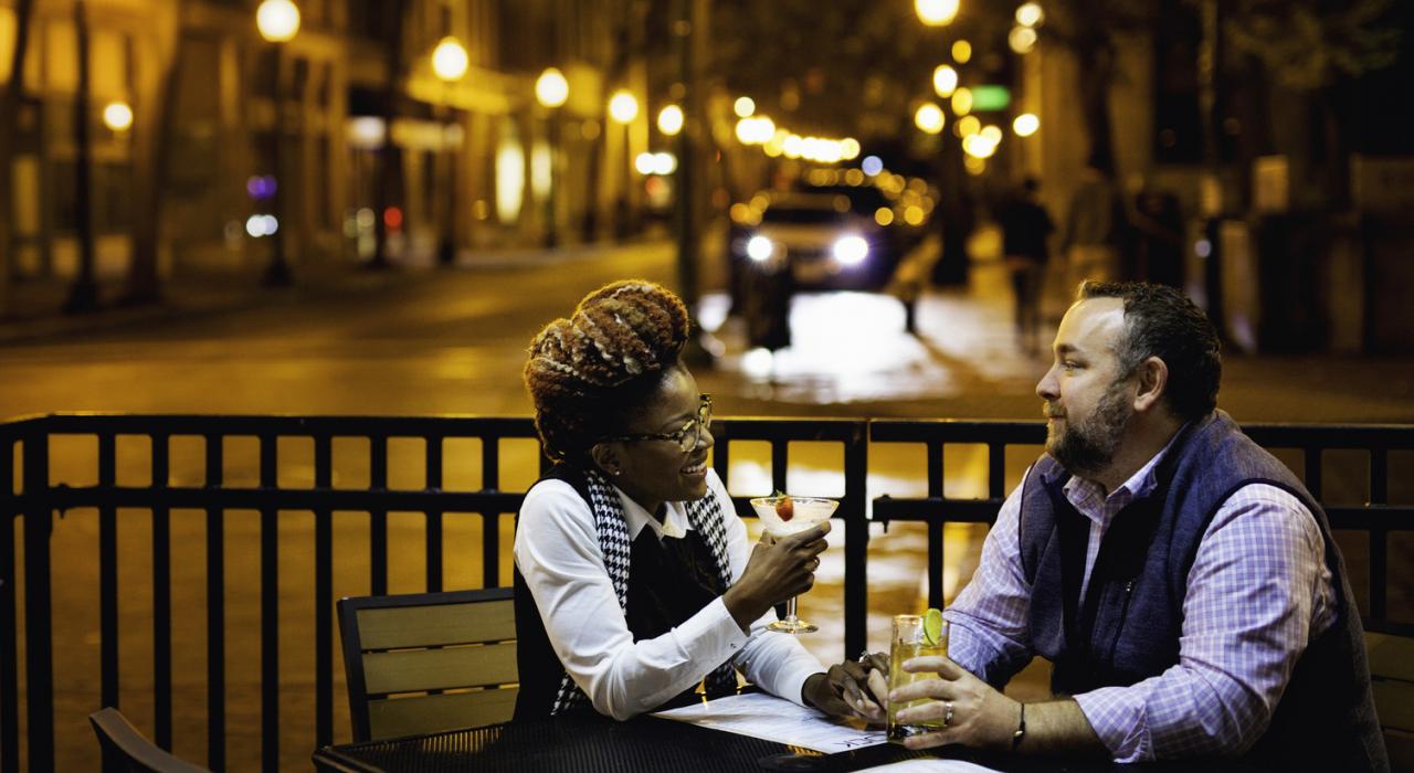 西弗吉尼亚州查尔斯顿市中心一对正在用餐的夫妇