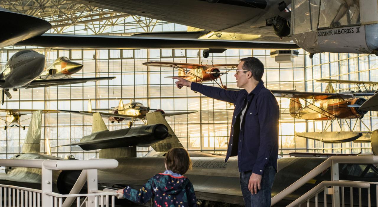 在飞行博物馆参观悬挂在空中的飞机