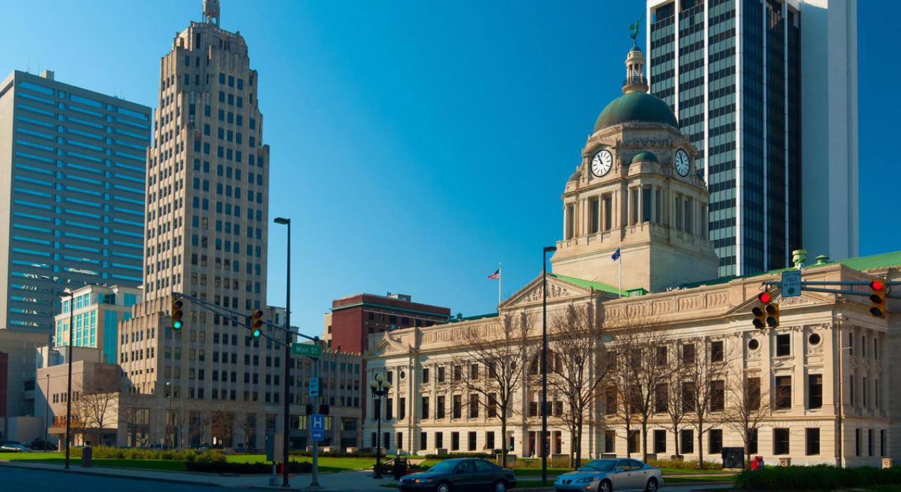 韦恩堡市区天际线的景色