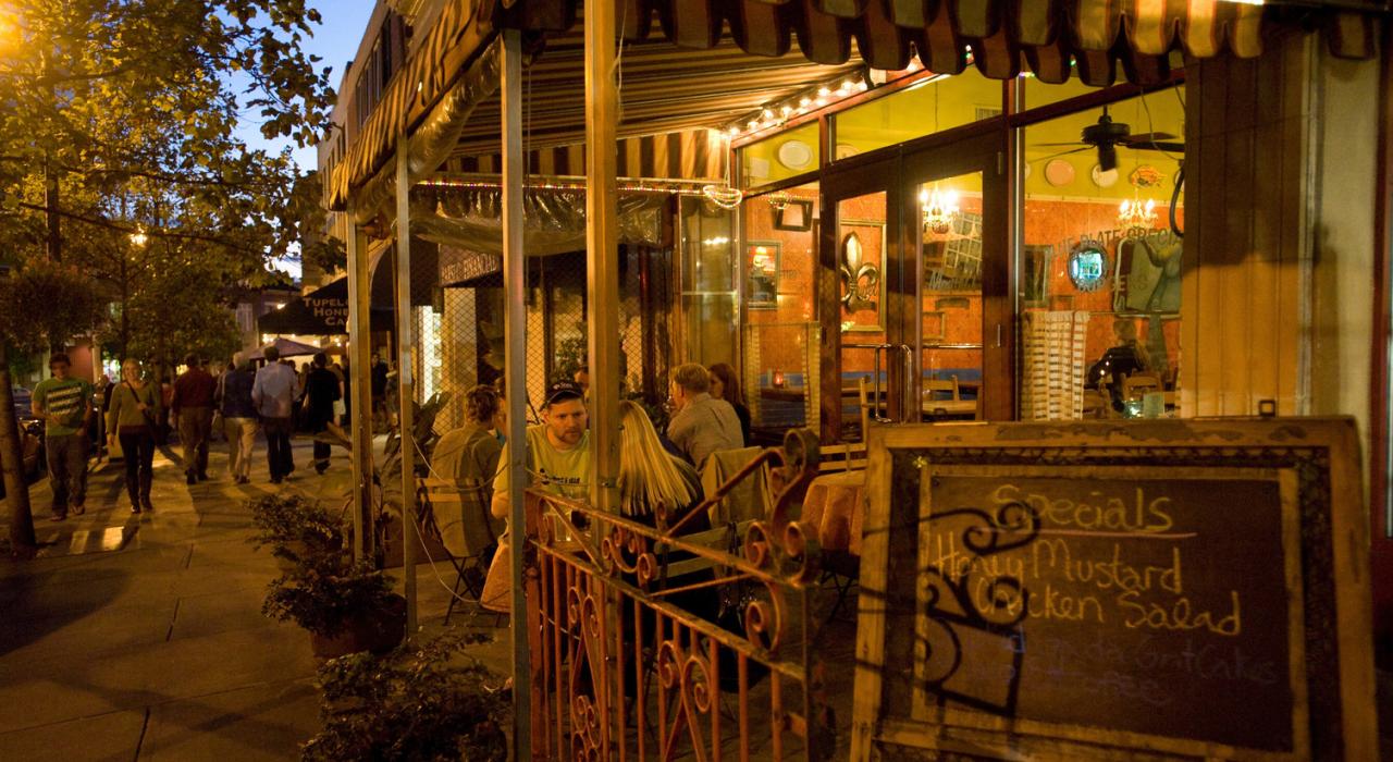 在 Tupelo Honey Café 咖啡馆品尝可口晚餐