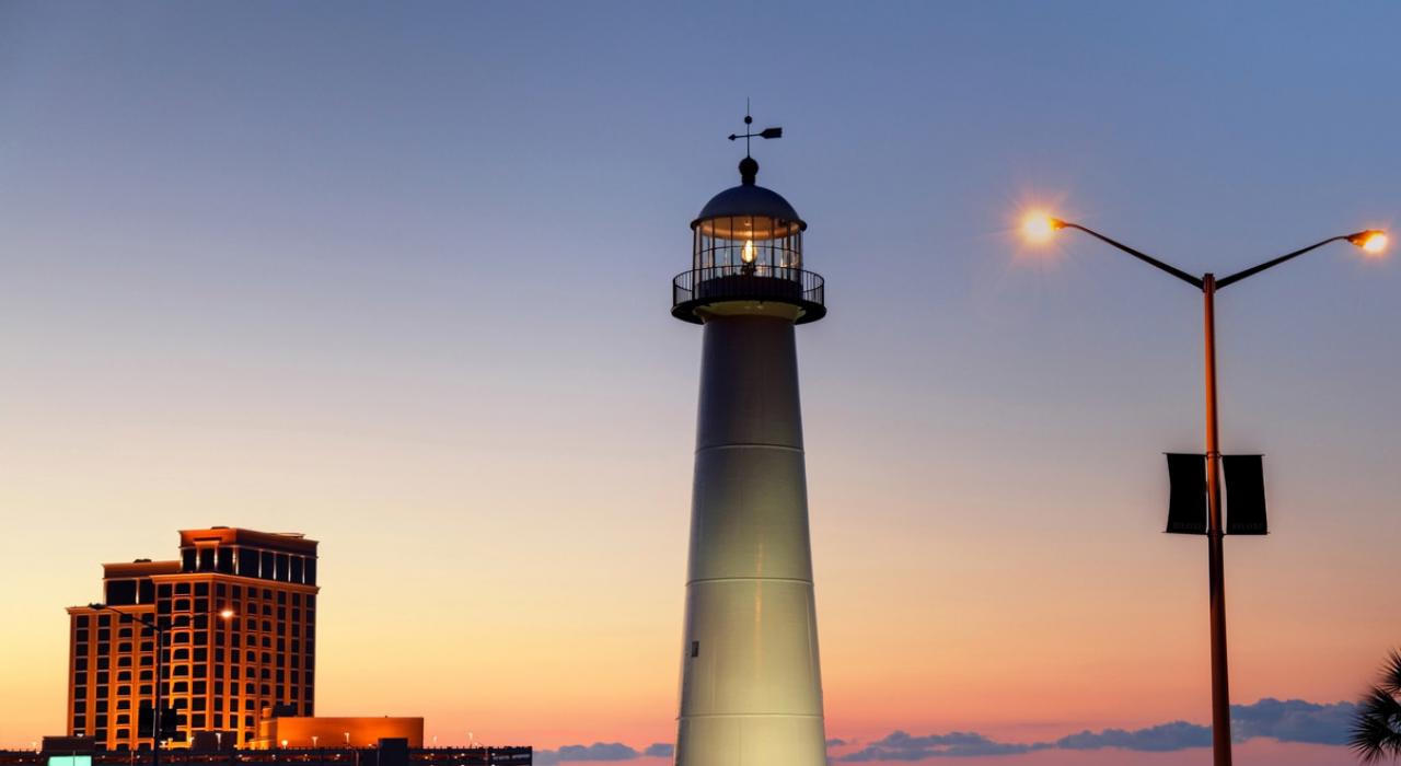 密西西比海峡旁高高矗立的比洛克西灯塔