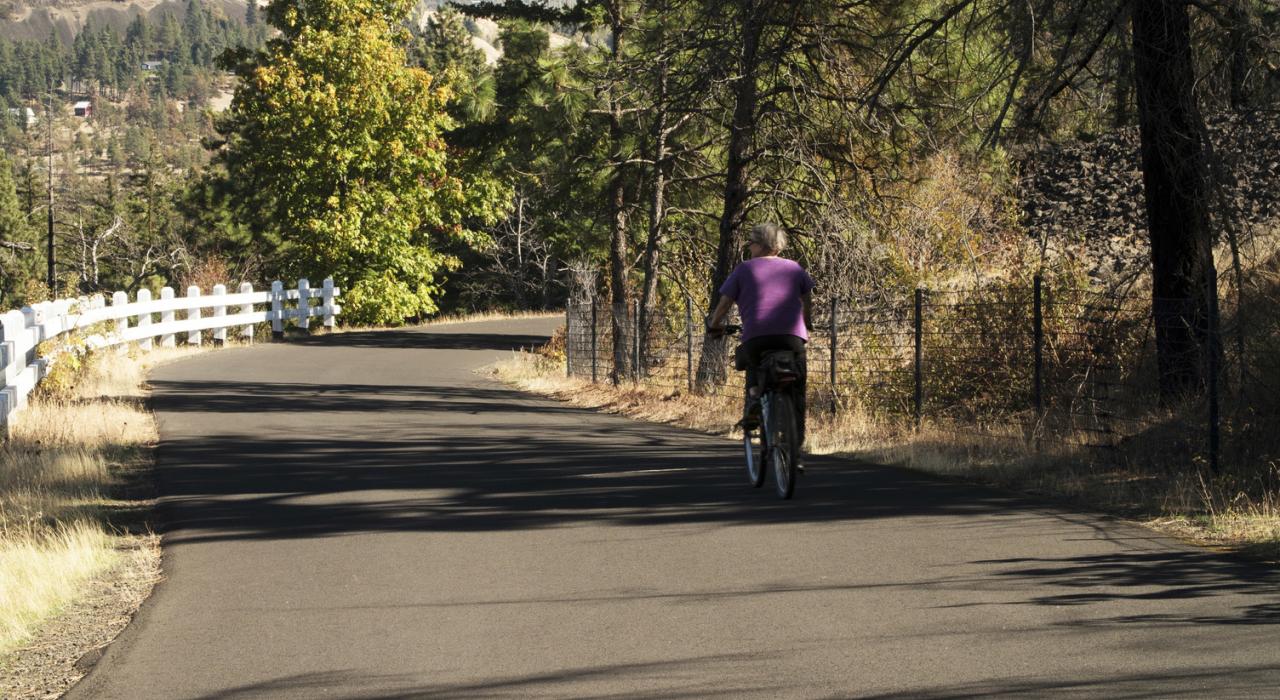 在俄勒冈州的雨林和高地沙漠骑行