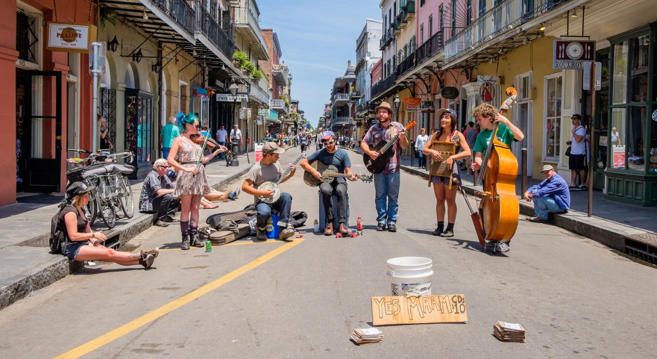 在路易斯安那州新奥尔良市法国区演奏蓝草音乐的街头艺人