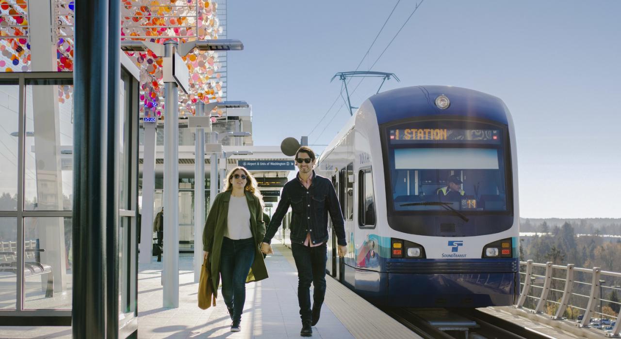 刚刚从西雅图轻轨下车