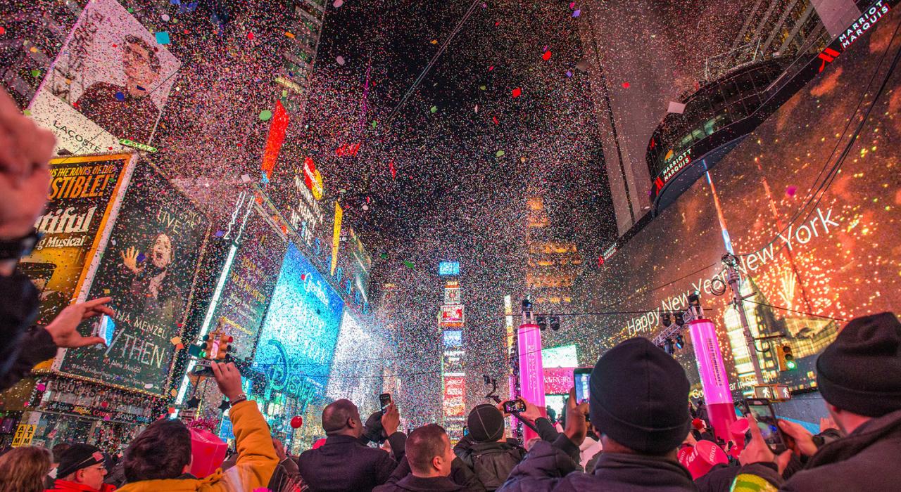新年前夕时报广场抛洒的五彩纸屑 新年前夕时报广场抛洒的五彩纸屑