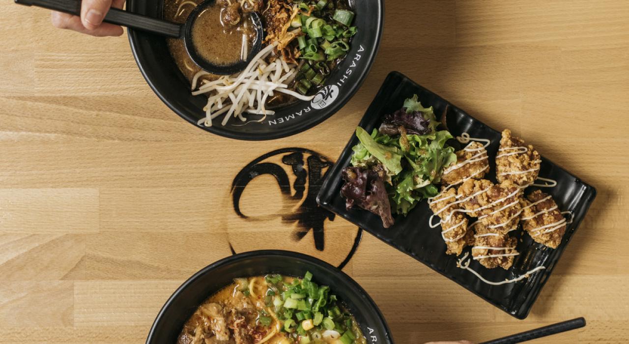 享用优质拉面店的美食